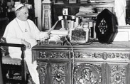 pius-xi2 Pius XI speaks to radio Vatican (photo: Documentatie Centrum)