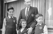 belgium-holocaust11 Belgian Jewish family with the Star of David (photo: USHMM)
